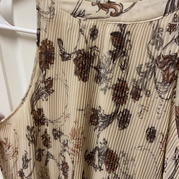 Maurices small floral sheer, lined sleeveless top - Picture 3 of 10